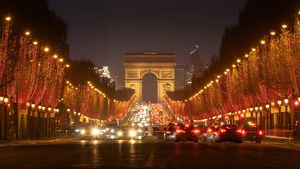 Un pasionat de ultra-trail a alergat 100 km pe Champs-Élysées, la Paris