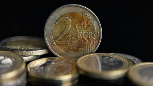 Angajat al Ministerului macedonean de Interne, arestat pentru producerea în masă a unor monede false de 2 euro
