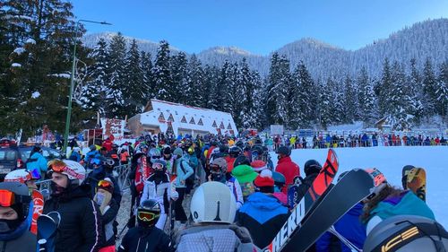 Aproape 2 milioane de treceri prin turnichete în Poiana Brașov / Majoritatea pârtiilor sunt încă în condiţii bune, în ciuda unor temperaturi de plus 18 grade