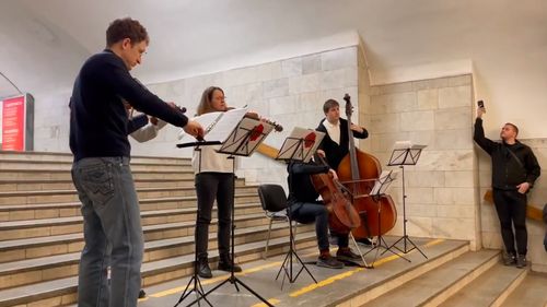 VIDEO Muzică clasică în război: Festivalul din Harkov, pe treptele unei stații de metrou din orașul distrus de ruși/ Violonistă: A fost poate cel mai bun concert din viața mea