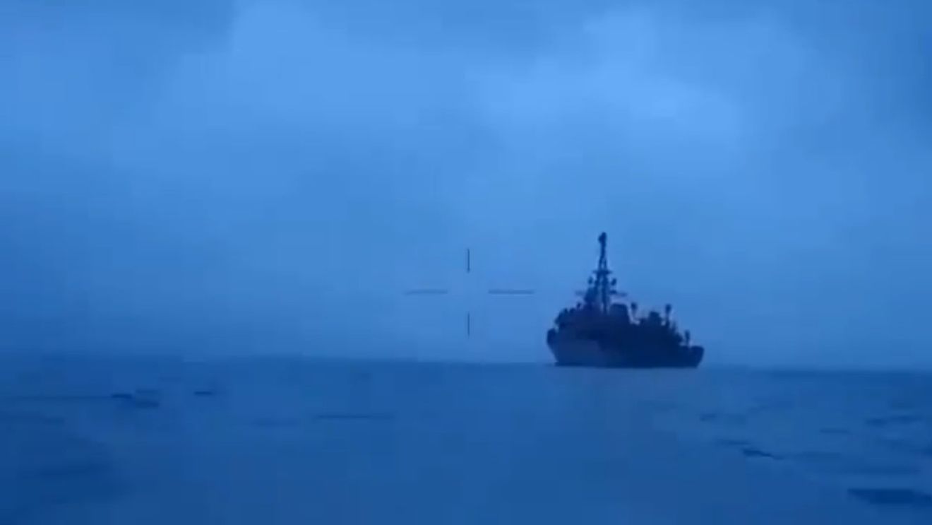 VIDEO Nava rusească "Ivan Khurs" pare să fi fost lovită în Marea Neagră, potrivit imaginilor publicate de ministerul ucrainean al Apărării/ Moscova neagă