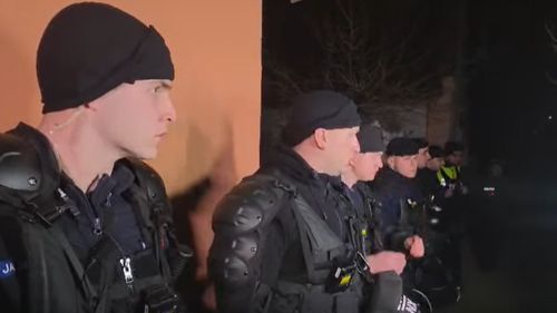 UPDATE VIDEO Protest în faţa locuinţei bunicului minorului de 13 ani implicat în crima din localitatea timișeană Cenei / Băiatul nu a fost găsit în casă / Tatăl acestuia se ascundea în pod