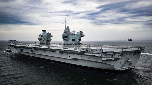 Cea mai mare navă de război a Marii Britanii, oprită din cauza unei probleme mecanice la scurt timp după ce a părăsit un port din sudul Angliei