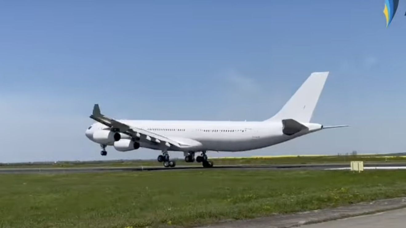 Avion al companiei româneşti Legend Airline, reţinut la sol în Franţa din cauza unor suspiciuni de trafic de persoane / Aeronava transporta 303 pasageri indieni din Emiratele Arabe Unite spre Nicaragua, „susceptibili de a fi victime ale traficului de persoane”