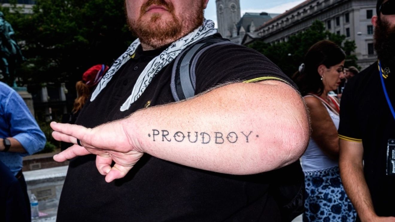 Liderul mișcării de extremă dreapta ”Proud Boys” din SUA a fost condamnat la cinci luni de închisoare pentru că a ars un banner Black Lives Matter de pe fațada unei biserici