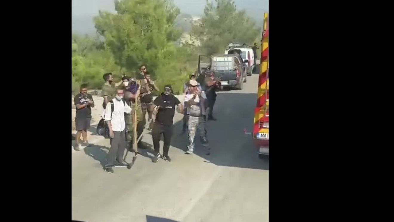 VIDEO Pompierii români întâmpinați cu aplauze în Grecia, unde incendiile puternice fac ravagii de mai bine de două săptămâni