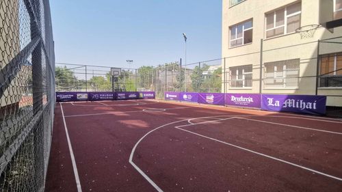 FOTO Suporterii timișoreni au construit un teren de baschet la o școală gimnazială din oraș. "Pur și simplu, într-o zi s-au prezentat și ne-au întrebat dacă vrem un teren de baschet"