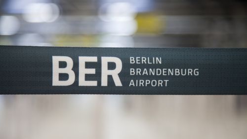 Activişti ecologişti au blocat traficul aerian pe aeroportul din Berlin / Ei cer ieftinirea transportului public, introducerea unei limite de viteză pe autostrăzile germane, măsuri de descurajare a folosirii transportului aerian