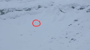 VIDEO Avalanșă de mari dimensiuni, declanșată accidental de doi schiori în zona Bâlea Lac din Munții Făgăraș