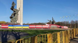 Letonia demolează monumentul dedicat victoriei sovietice din capitala Riga / Orice glorifică regimurile totalitare trebuie demontat până pe 15 noiembrie, potrivit unei rezoluţii a parlamentului leton