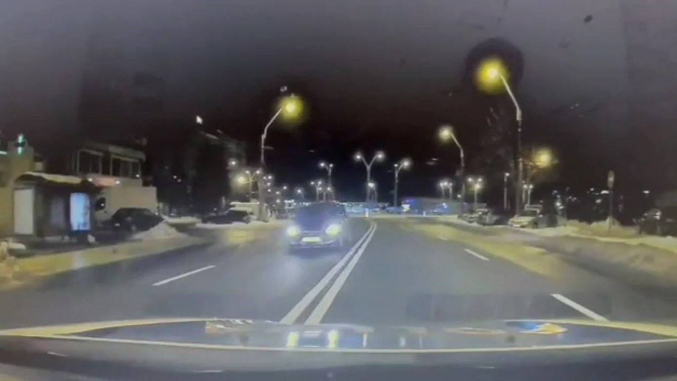 VIDEO Polițiștii au urmărit un șofer care consumase băuturi alcoolice după ce nu a oprit la semnalul agenţilor din Baia Mare/ Maşina s-a împotmolit în zăpadă şi a fost nevoie de descarcerare pentru a scoate șoferul