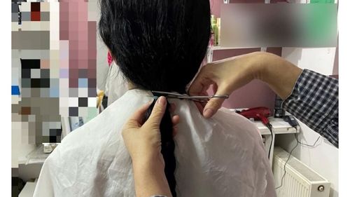 Agent de poliție din Sălaj își donează periodic părul pentru femeile cu cancer