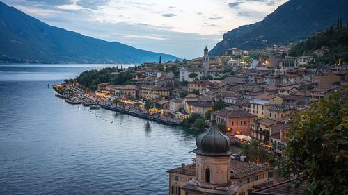 Lacul Garda se află la cel mai înalt nivel din 1977 / Risc major de inundații în nordul Italiei / Fiecare centimetru în plus al nivelului lacului înseamnă aproximativ 3,7 milioane de metri cubi de apă