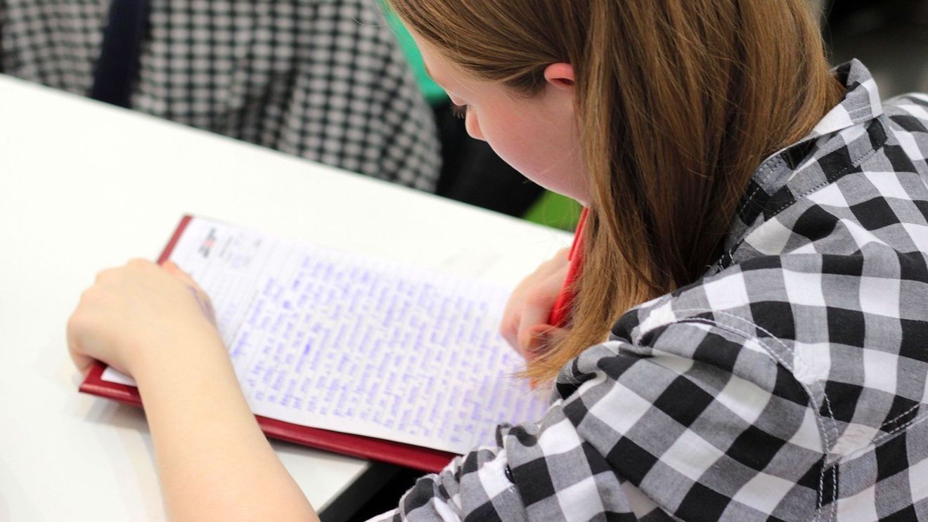 O elevă eliminată din Bacalaureat din cauza telefonului mobil a câștigat în instanță dreptul de a se înscrie din nou în examen, înainte de termenul prevăzut de lege