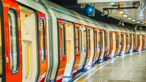 Grevă în sistemul feroviar din Marea Britanie. Zeci de mii de angajaţi cer suplimentarea locurilor de muncă şi salarii mai mari, în cea mai mare grevă din ultimii treizeci de ani