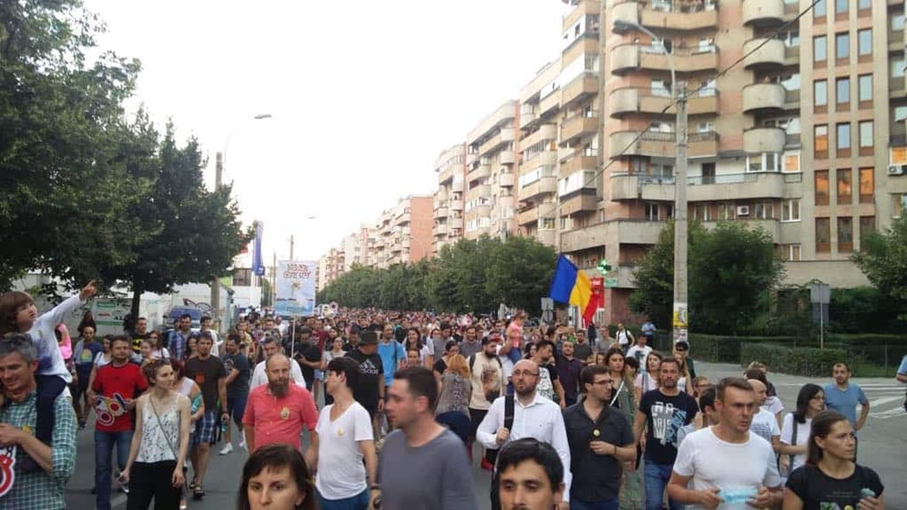 VIDEO Câteva mii de oameni au protestat în stradă la Cluj-Napoca faţă de modificarea Codului de procedură penală