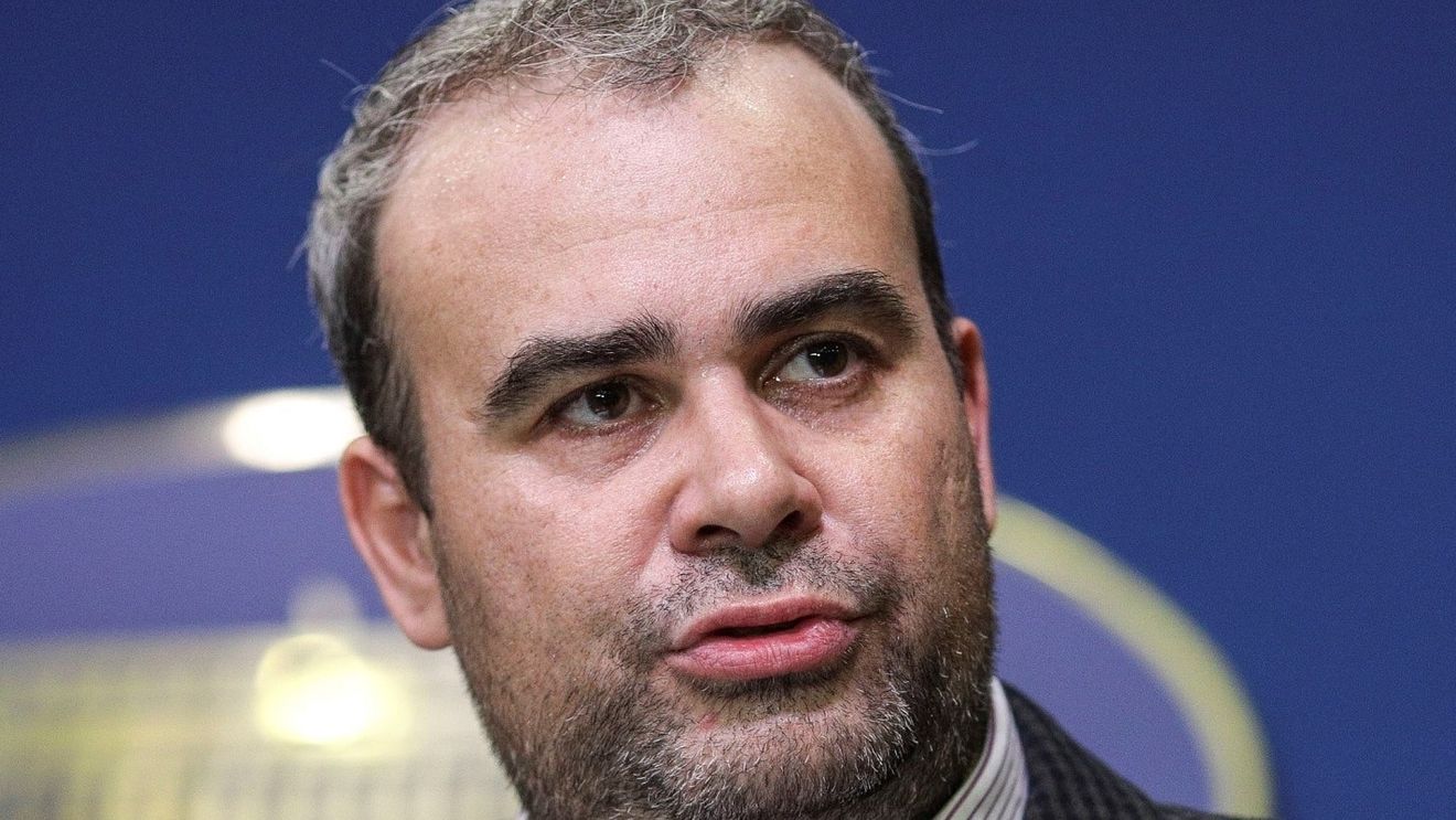 Pressone.ro: Strategul Darius Vâlcov a plagiat cel puţin 50% din teza sa de doctorat în economie