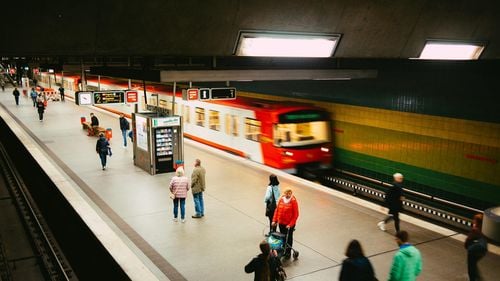 Un cărucior în care se aflau două gemene a căzut de pe un peron în Australia cu putin timp înainte de sosirea trenului / Una dintre fetiţe a supravieţuit miraculos