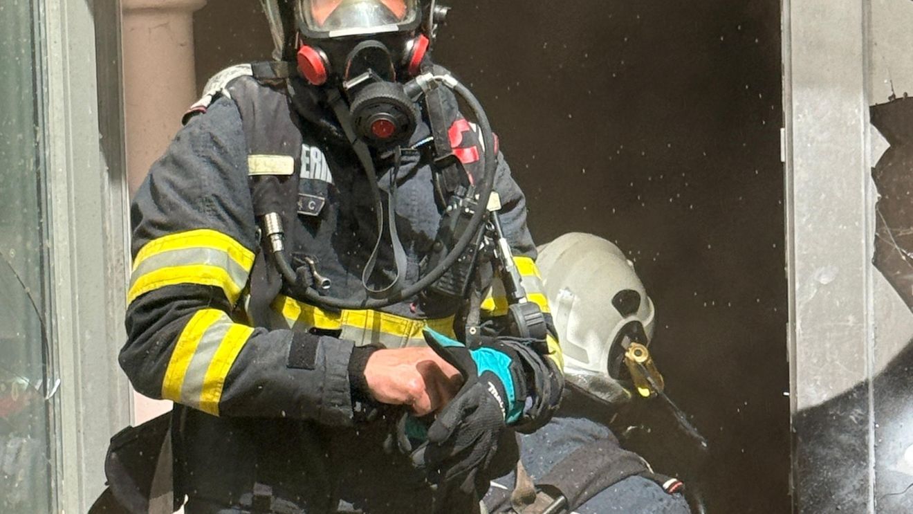 Incendiu puternic la mansarda unui bloc din Constanţa; un bărbat transportat inconştient la spital