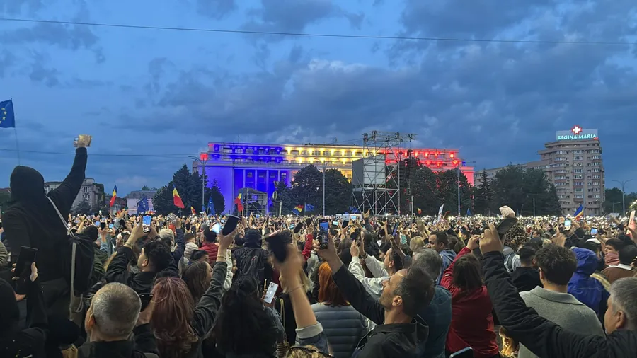 miting electoral nicusor dan piata victoriei lanterne aprinse
