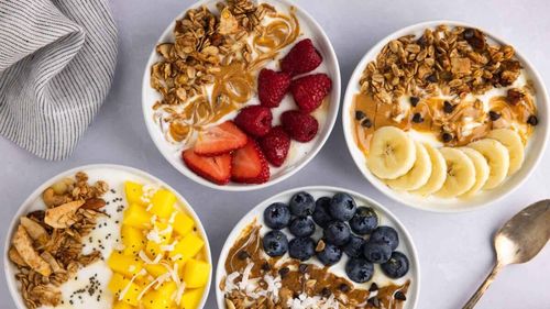 Bol cu iaurt, fruct și granola de ciocolată/ Un mic dejun care aduce energia necesară de la prima oră