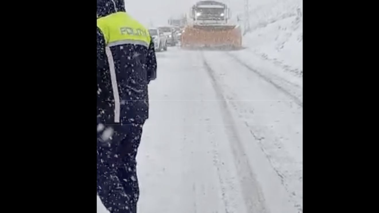 VIDEO Ninge abundent în centrul țării: pe toate drumurile din județul Brașov se circulă în condiții de iarnă / Drumarii: ”Acționăm cu toate utilajele de deszăpezire disponibile”