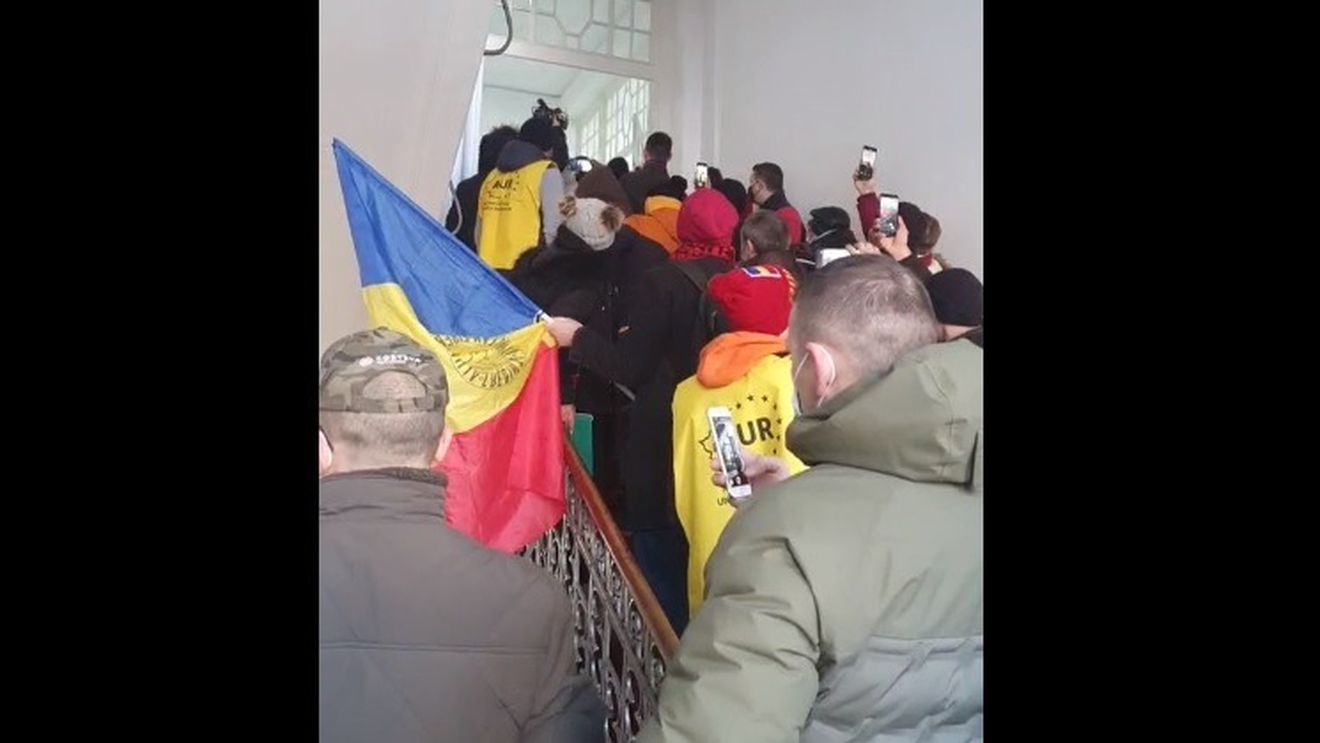 A fost deschis dosar penal după ce zeci de membri și simpatizanți AUR au intrat cu forța în Primăria Timișoara/ Poliția Timiș anunță că s-a sesizat din oficiu