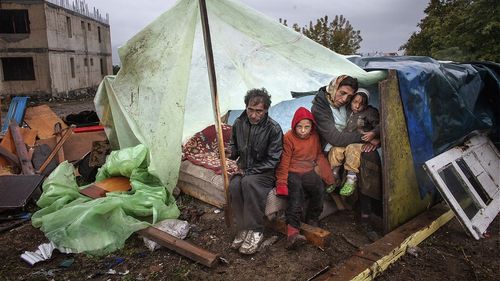 De 10 ani pe o groapă de gunoaie: Romii evacuați în 2013 din Eforie trăiesc în containere fără apă și lumină, deși trebuie să primească despăgubiri de aproape jumătate de milion de euro de la primărie/ Ce spune activistul Mugur Vărzariu, care i-a reprezentat în instanță