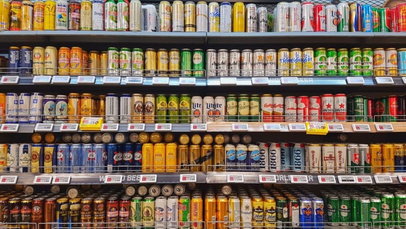 Reuters: Încă se mai găsesc beri străine pe rafturile magazinelor din Moscova, deși producătorii și-au anunțat încă din luna martie retragerea din Rusia