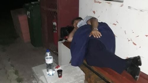 Un angajat CFR reclamă condiţiile în care sunt nevoiţi să se odihnească şefii de tren în staţia Deda: pe bancă, în gară / Compania: Din motive independente de CFR Călători, nu există deocamdată dormitor