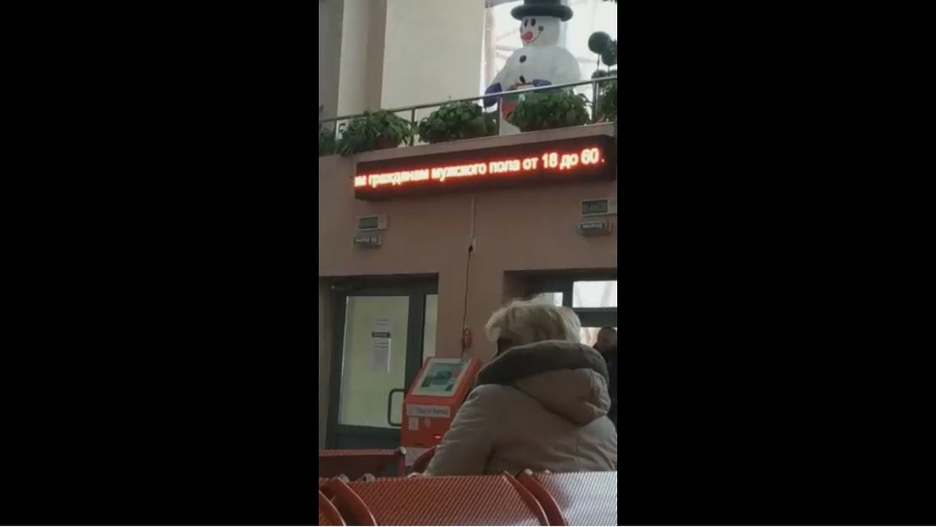 VIDEO Imagini apărute pe rețele de socializare par să arate un apel către bărbații din Belarus de a se prezenta la biroul de înrolare în armată, într-o stație de autobuz din orașul Barysaw