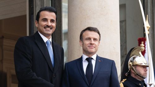 Qatarul se angajează să investească zece miliarde de euro în economia franceză, până în 2030, anunţă președintele Macron