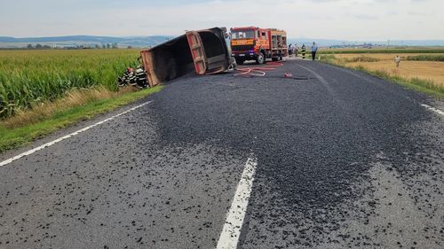 Accident mortal în județul Covasna / A decedat șoferul unui camion încărcat cu asfalt