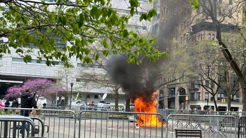 UPDATE Bărbatul care şi-a dat foc în faţa tribunalului din Manhattan în care se desfăşura procesul lui Donald Trump a murit / Înaintea incidentului, el a distribuit flyere conţinând teorii ale conspirației - Poliţia
