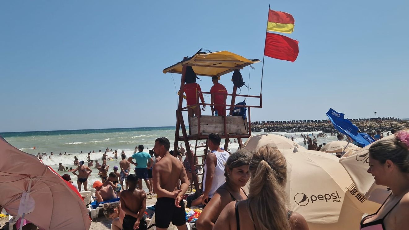 Bătaie pe litoral între trei turiști și salvamari, două persoane au ajuns la spital / Conflictul a început din cauză că turiștii nu ar fi respectat steagul roșu care interzice intrarea în mare