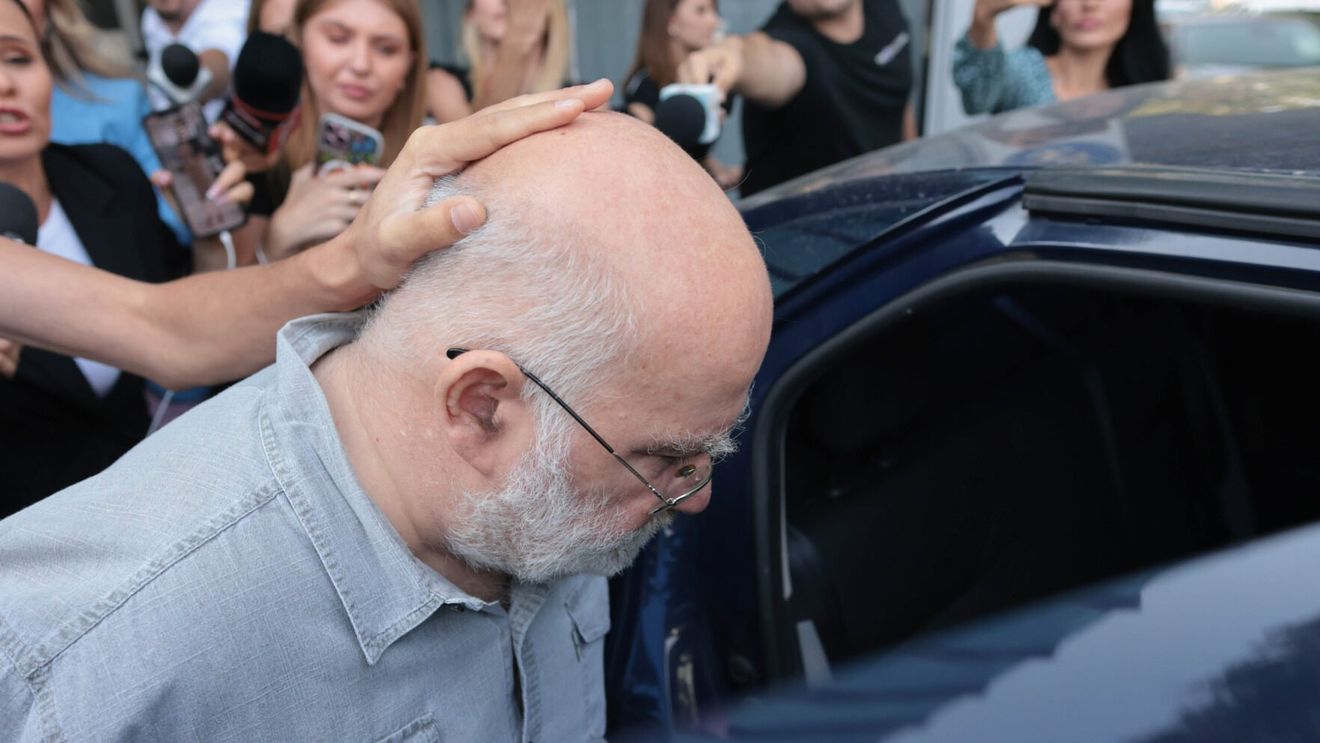 FOTO Alfred Bulai a fost reținut de procurori pentru 24 de ore, în urma perchezițiilor domiciliare / Fostul profesor SNSPA este acuzat de folosire abuzivă a funcției în scop sexual și agresiune sexuală