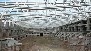 FOTOGALERIE Cum arată şantierul patinoarului "Flamaropol" lăsat de Primăria Capitalei în paragină din 2019: stâlpi din fier ruginiţi, beton măcinat din cauza intemperiilor, subsol inundat, grinzi metalice lăsate direct pe pământ
