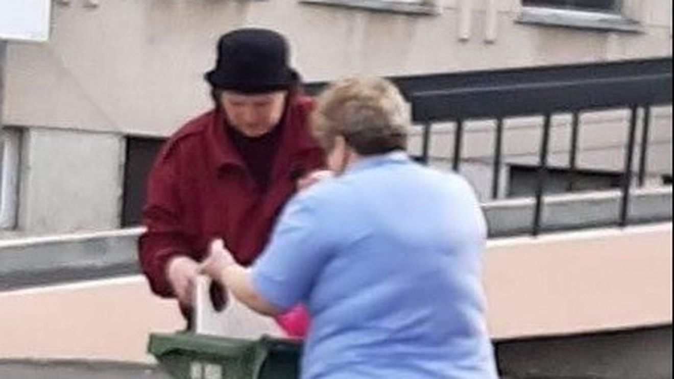 Mâncarea trimisă de rude pacientelor de la Maternitatea Brăila, dusă cu pubela de gunoi