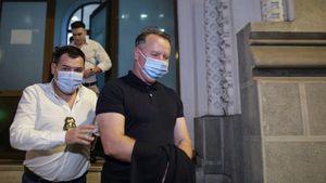 VIDEO Fostul șef de la Oficiul pentru Combaterea Spălării Banilor, acuzat că și-a falsificat diploma de bacalaureat, a fost reținut pentru 24 de ore