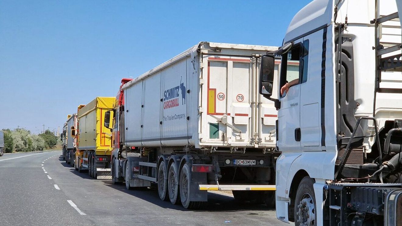 Restricţii de circulaţie pentru vehiculele de mare tonaj, în perioada 14 - 18 august, pe anumite tronsoane de drum
