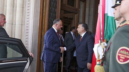 Igor Dodon și Viktor Orban se gratulează reciproc și pozează în apărătorii familiei tradiționale, după ce Guvernul de la Budapesta a adoptat o lege controversată