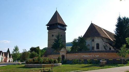 O comună din Arad și-a făcut propriul sistem de încălzire / S-au montat 70 de km de conductă care leagă toate casele la o centrală care funcționează cu biomasă