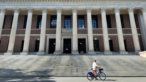 Harvard, în discuții cu alte universități din SUA și străinătate pentru a-i primi temporar studenții internaționali interziși de Trump – Financial Times