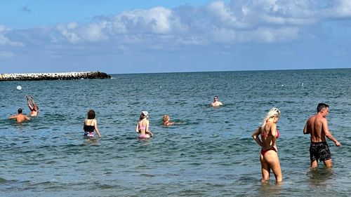 FOTO Constănțenii fac baie în mare și se bronzează în ziua dinaintea codului portocaliu de vijelie și ploi torențiale, în ultimul week-end din septembrie