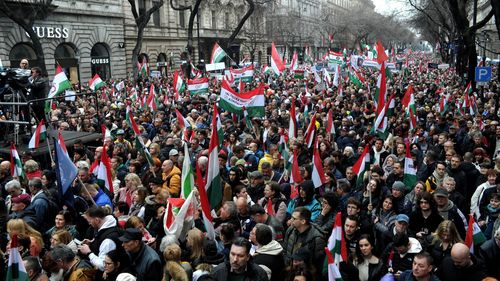 Mii de oameni protestează în Ungaria împotriva scandalului abuzurilor asupra copiilor și cer demisia lui Viktor Orban