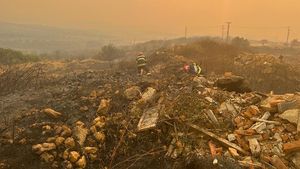 Pompierii români ajunşi marţi dimineaţă în Grecia intervin deja pentru stingerea unui incendiu în Alexandroupolis