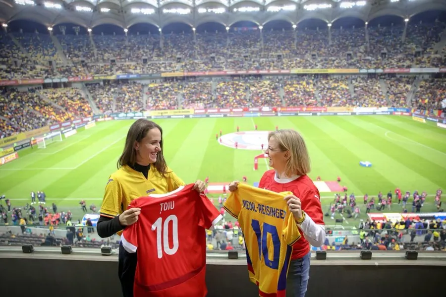  Oana Ţoiu și Beate Meinl-Reisinger, la meciul de pe Arena Națională