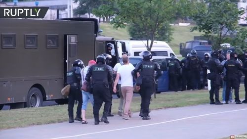 Peste 1.000 de persoane reţinute în a treia seară de proteste în Belarus