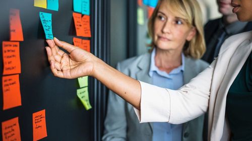 Analiză Edupedu.ro: 14.000 de posturi eliminate, 165.000 de elevi afectați. Ce înseamnă, de fapt, creșterea normei didactice la 20 de ore pe săptămână