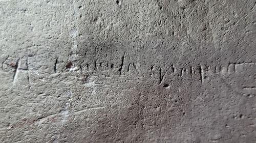 FOTO Descoperire „uimitoare” în Anglia: Un număr „impresionant” de simboluri de vrăjitoare au fost găsite într-un conac ce aparținea Casei Tudor
